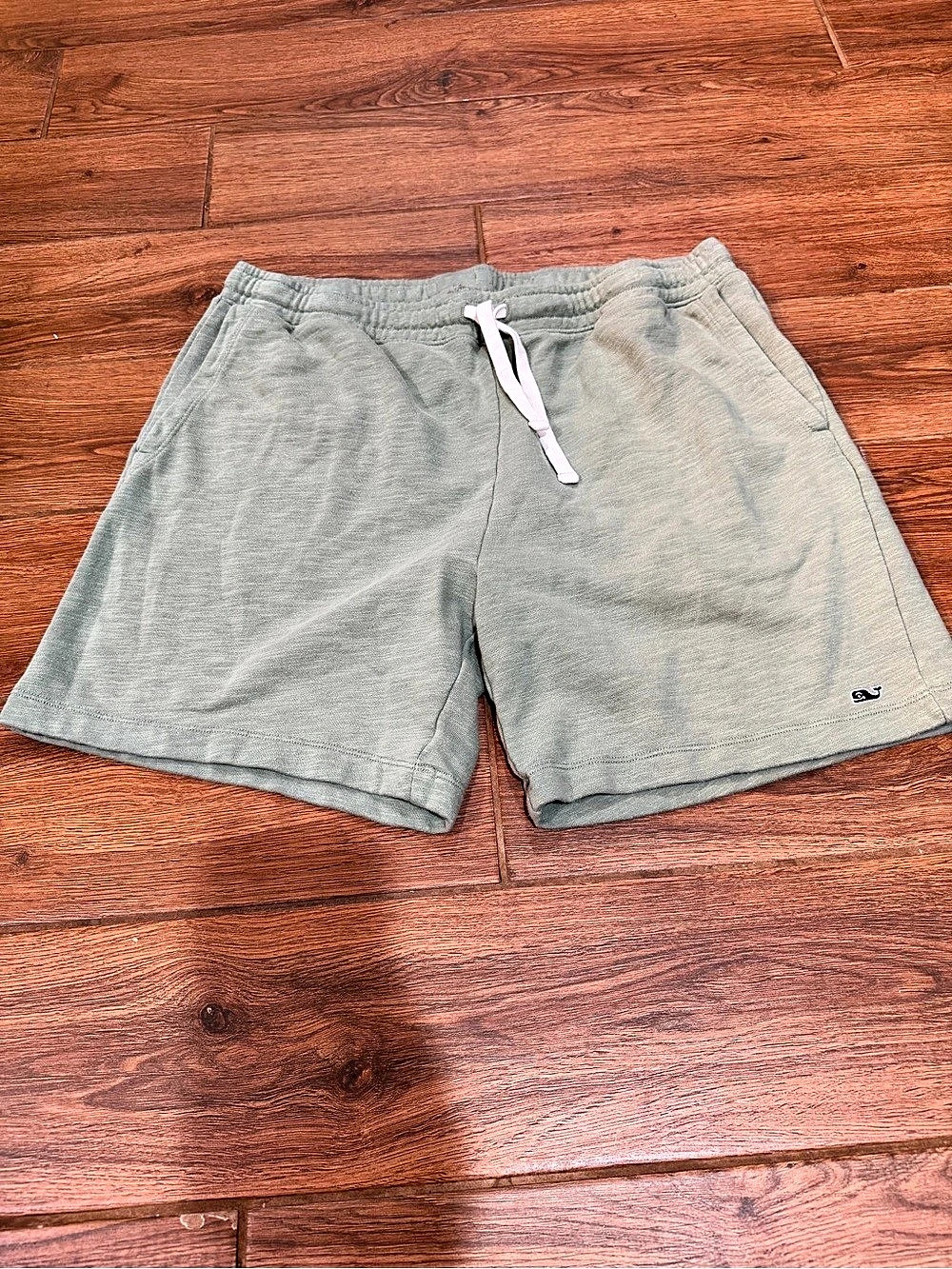 vineyard vines sweat shorts 7” pockets / men’s XL